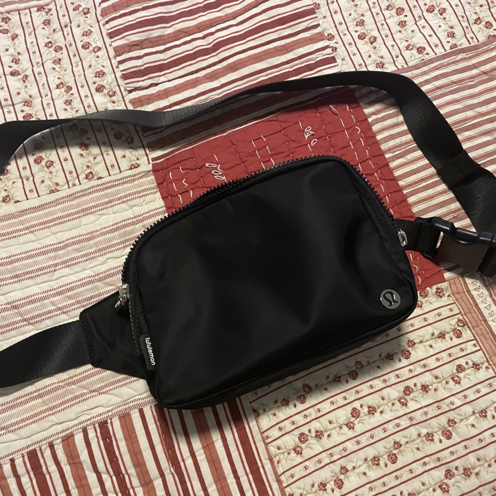 Lululemon Everywhere belt bag *LARGE*